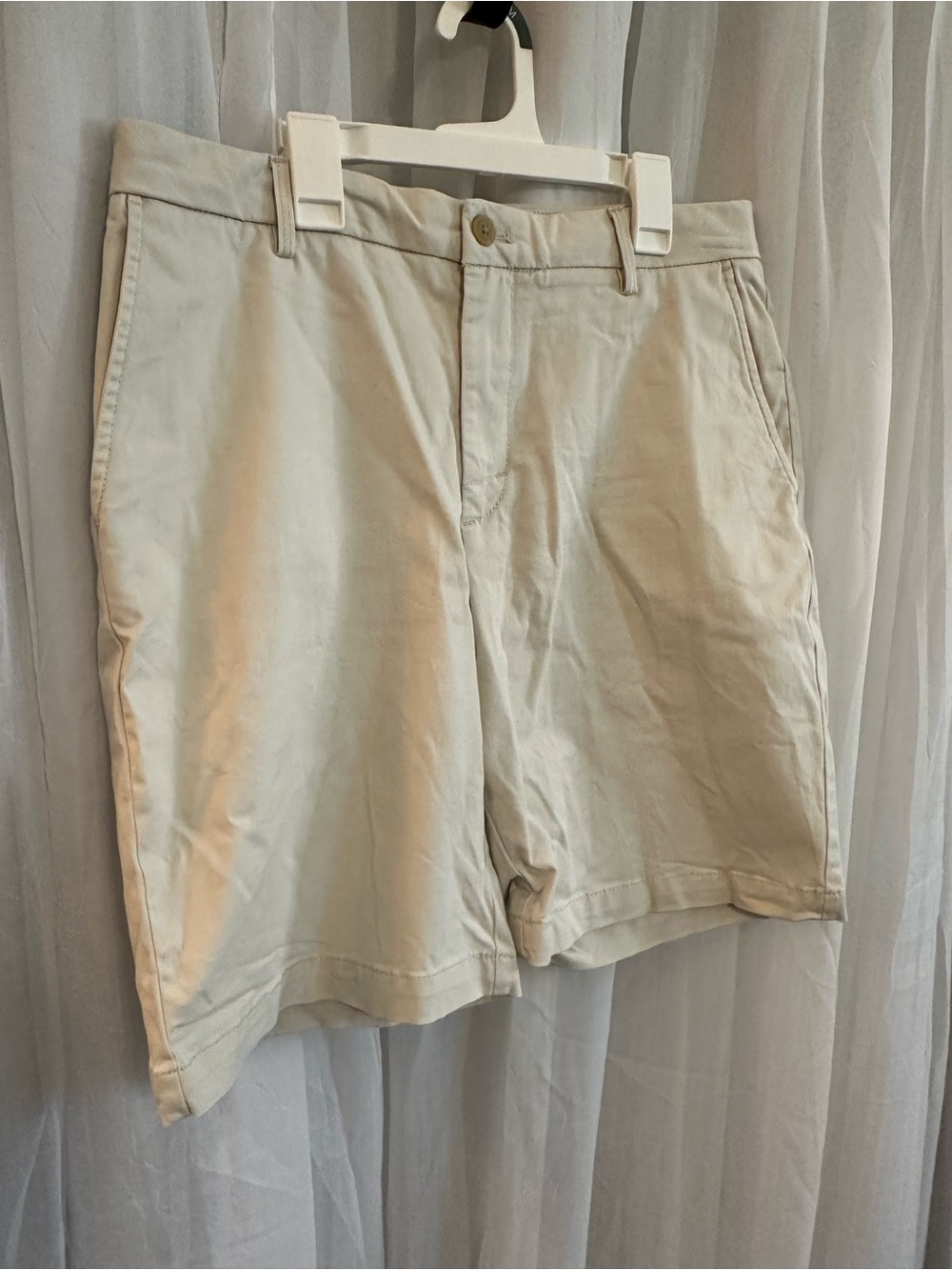 Izod Men's Casual Cream Chino Shorts. Cotton and spandex